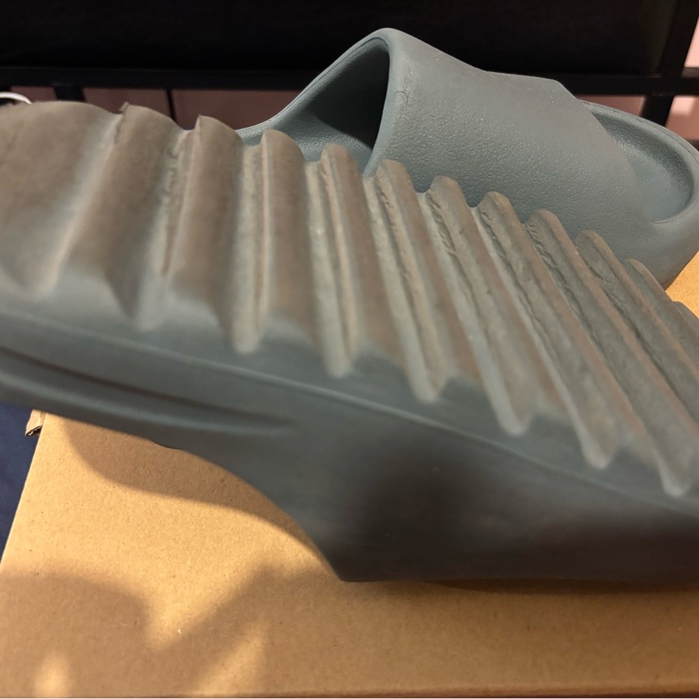 yeezy slides - Picture 2 of 3